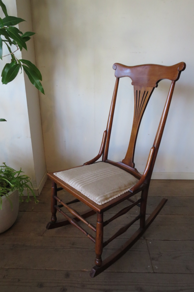 イギリスアンティーク ロッキングチェア 小ぶりな揺り椅子 | antiques-educo online shop