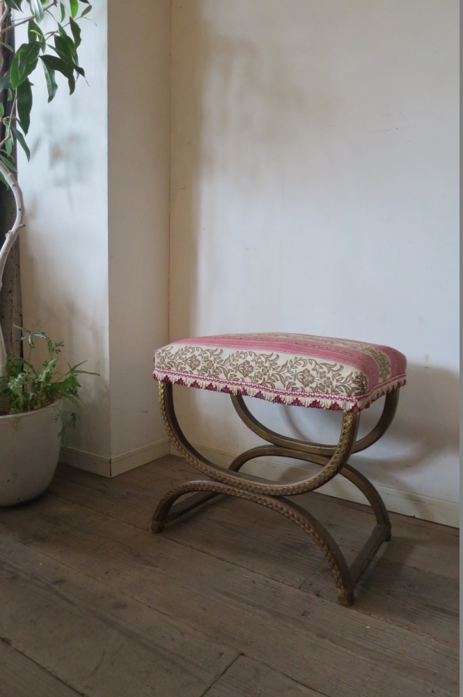 アンティーク スツール クロスレッグ ピンク×ゴールド 布座面 飾り椅子 